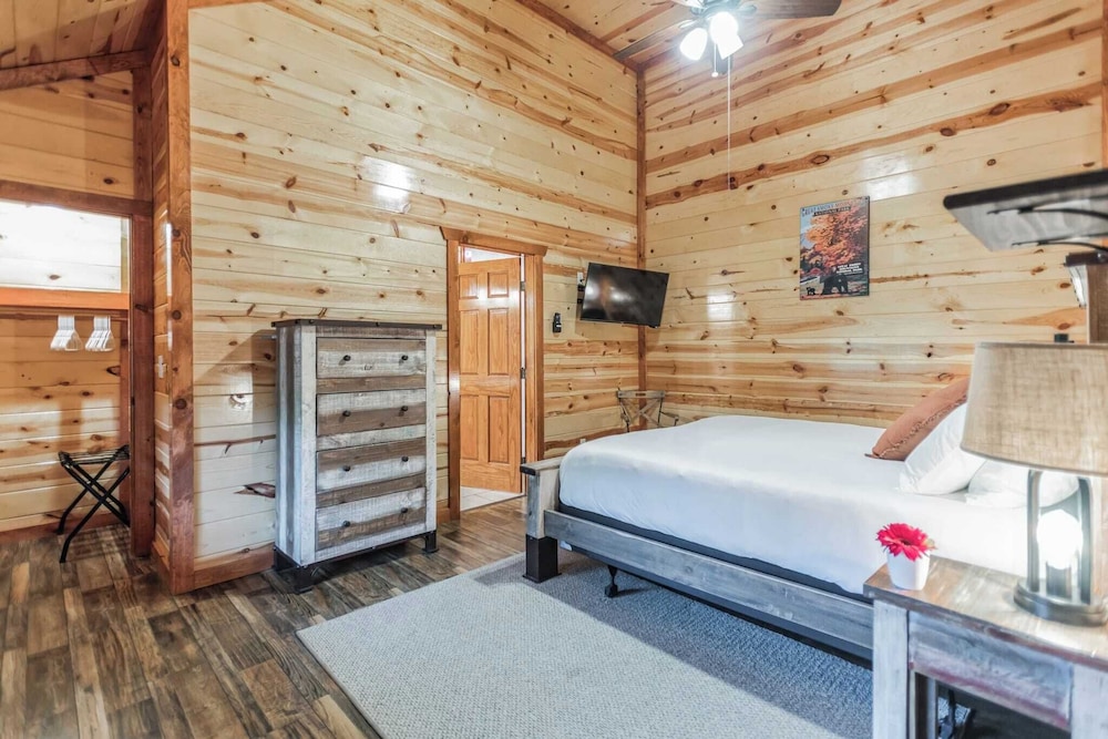 Laurel Point by Avantstay Sleeps 18! Indoor Pool, Hot Tub, Theater, Game Room