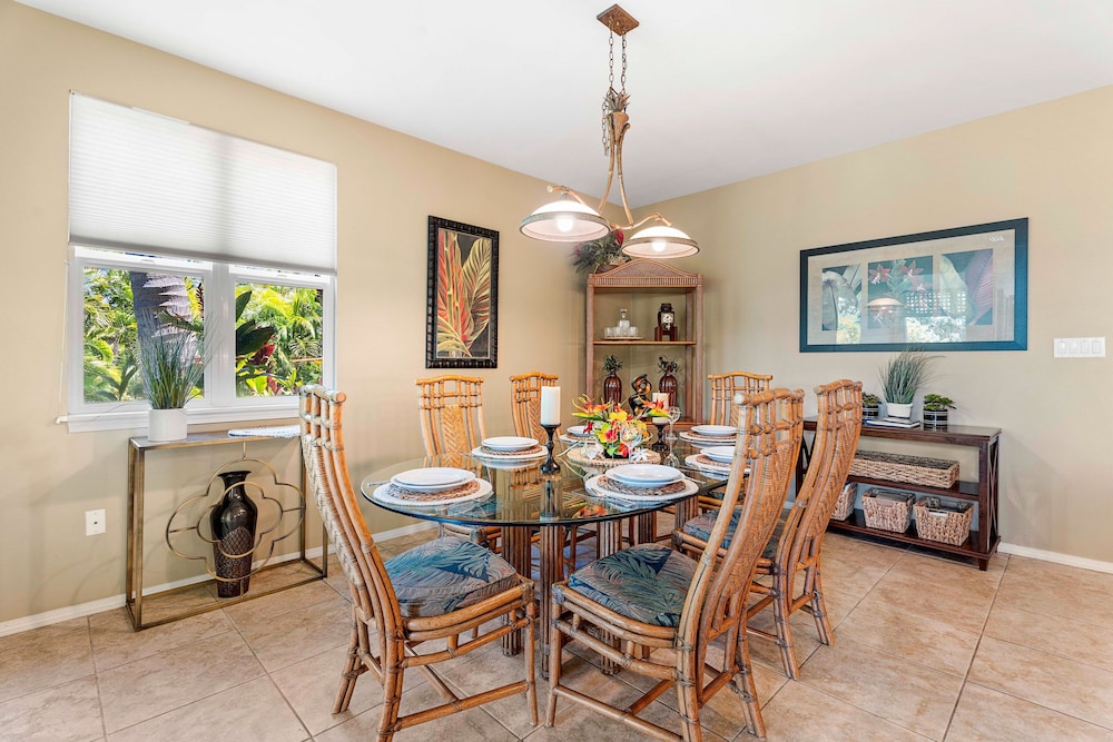 Spacious Corner Unit - Central AC - Vrkcv