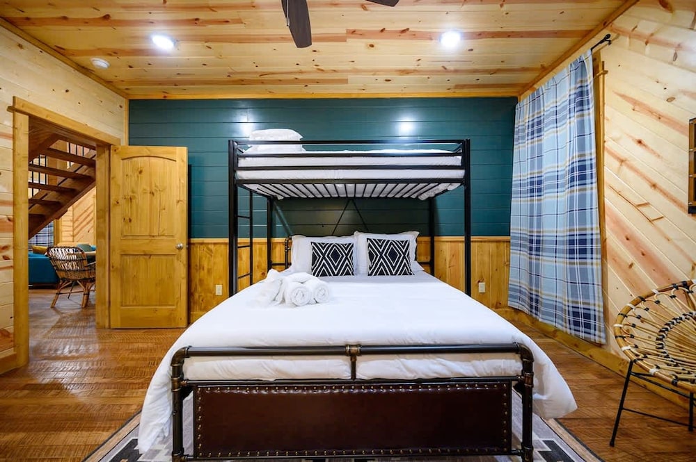 Massive Hochatown Lodge w spa Basketball More