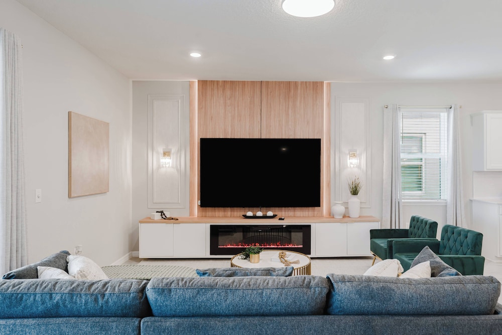 Stunning 8BR Pool Gameroom Minutes to Disney