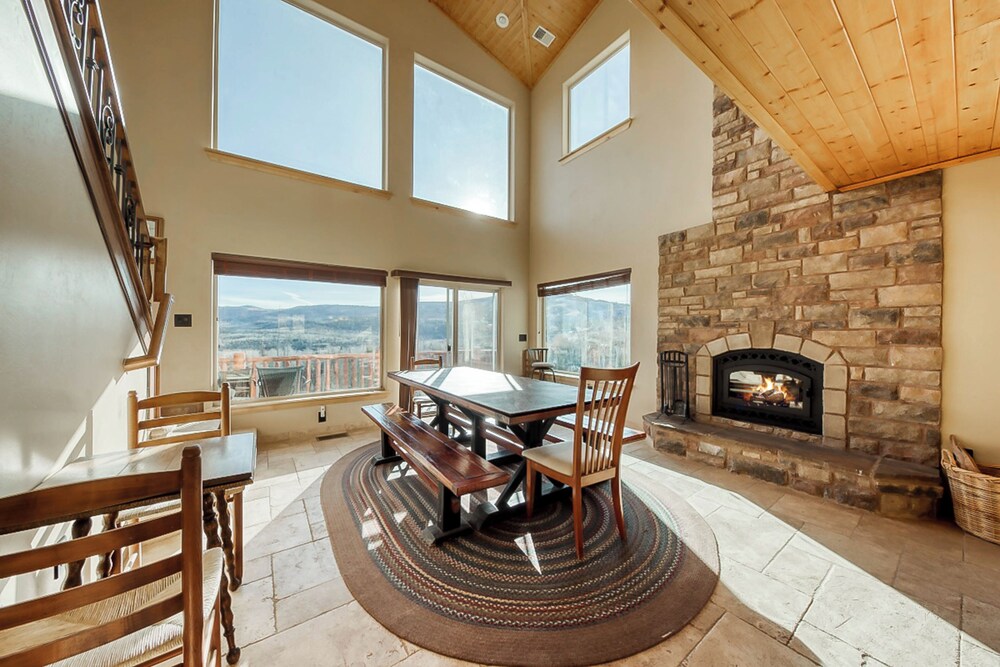 Cozy 4BR Mountain View Fireplace Deck