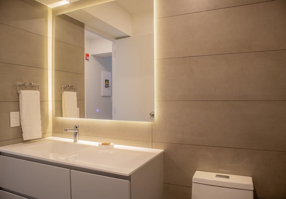 w Inviting 2BR w Balcony in Lively Miraflores