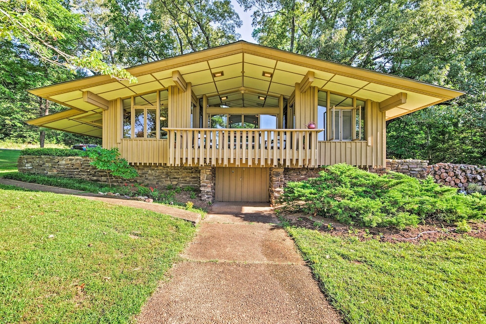 Tranquil Mid-century Modern Cottage w/ Forest View