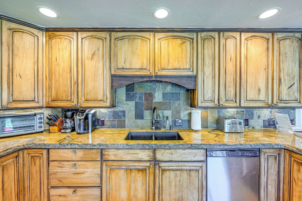 Duplex in Quiet Family Neighborhood 1 Mi to Skiing view 5