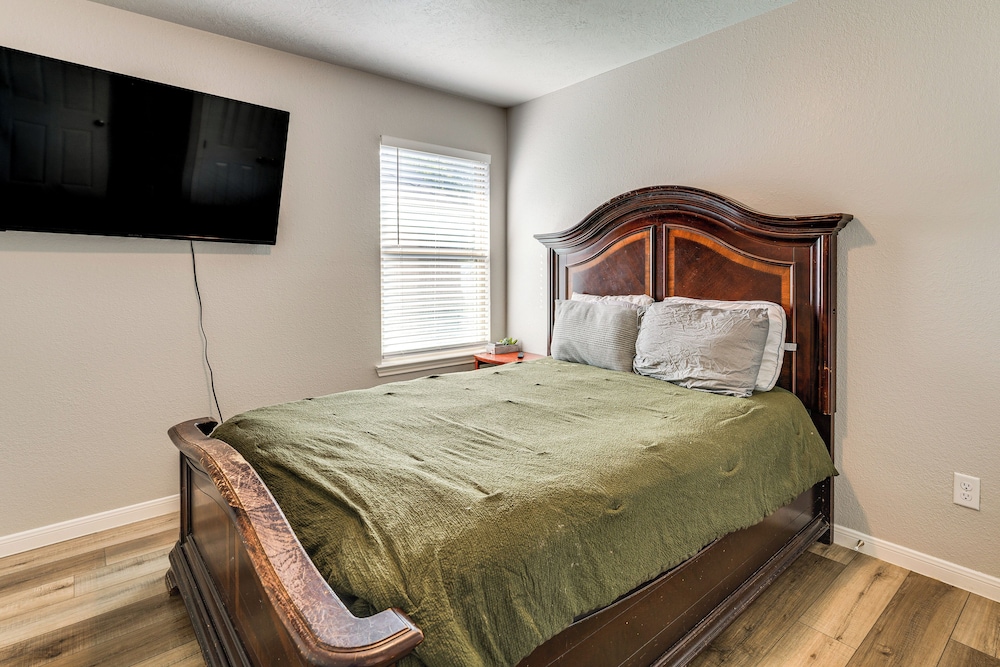 9 Mi to College Station: Dog-friendly Home w/ Yard