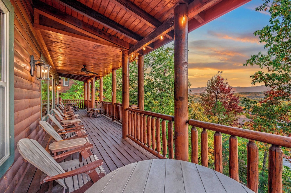 A View for All Seasons by Avantstay 12bdr w/ Game Room, Hot Tub, Movie Theater, Deck Views