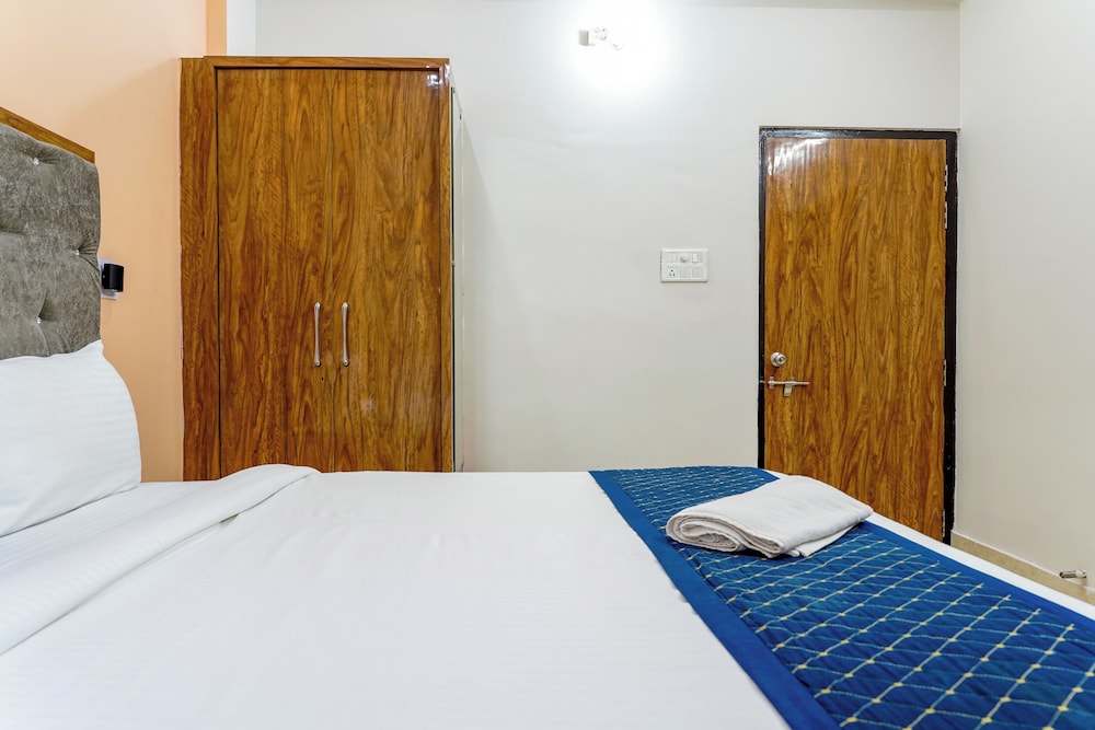 Navneeta Grand Hotel & Banquet Hall