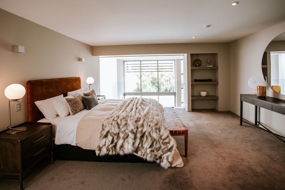 Release Wanaka - Lake Edge view 3