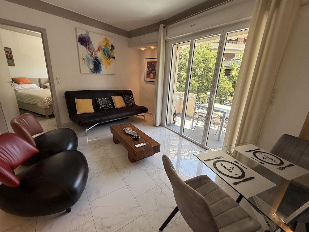 2 BR Apartment in the Center of Cannes - 2305