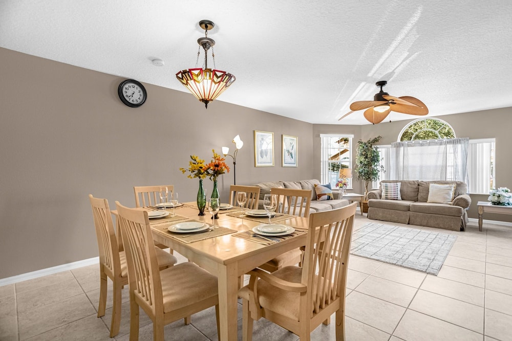 Upstay - Unbeatable Location Condo w Garden Patio view 4