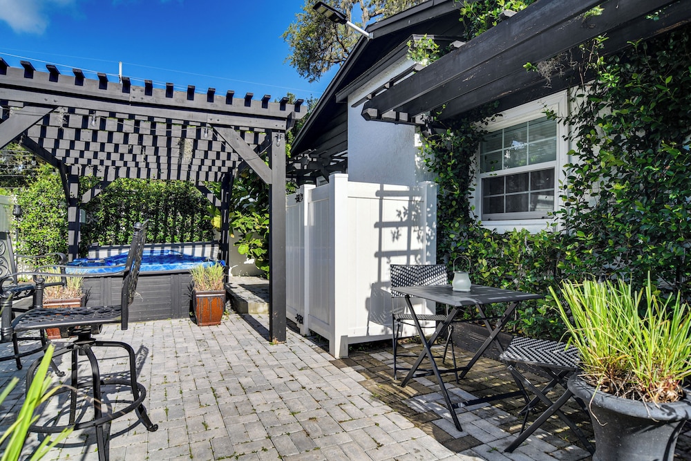 Hot Tub & Fenced Yard: Tranquil Home in Valrico!