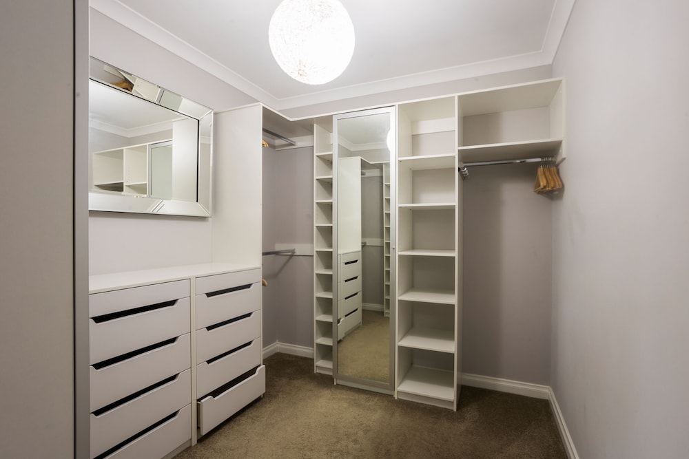 Spacious 4 Bedroom Family Home With Patio and BBQ
