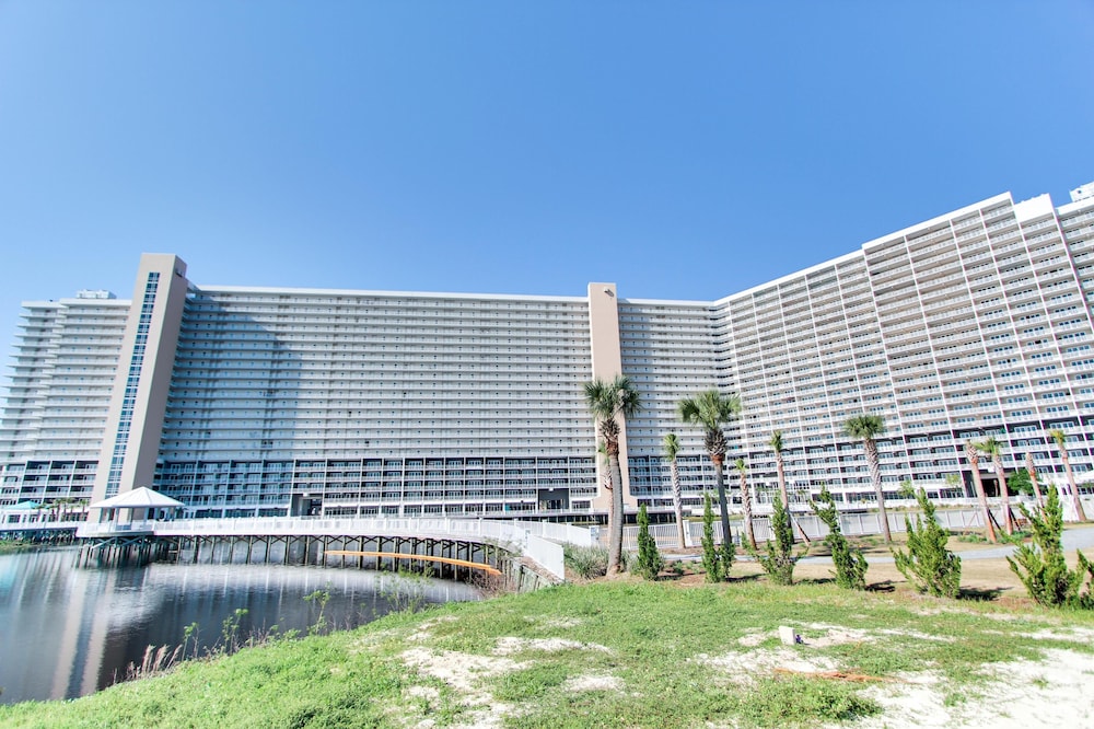 Hotel Laketown Wharf by Book That Condo - Image 1