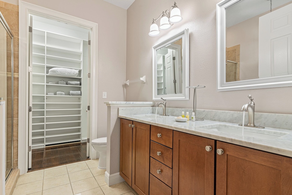 Inviting 5BR Villa in Reunion Resort
