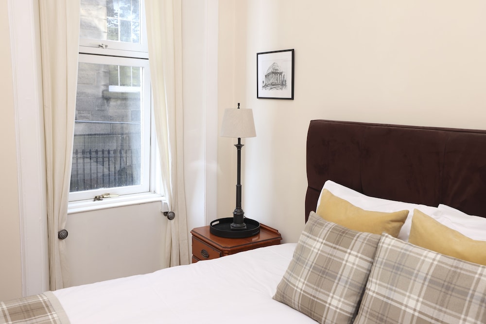 JOIVY Stunning Ground-floor 2bedrm New Town Apt view 4