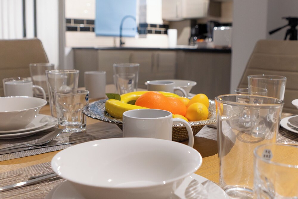 D'luxe 5-bed House - Sleeps 12 & Private Parking