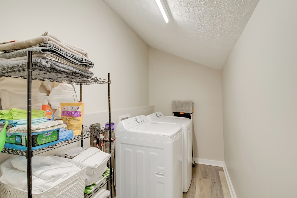 Walk to Wku, Bars & Dining! Updated Duplex Home
