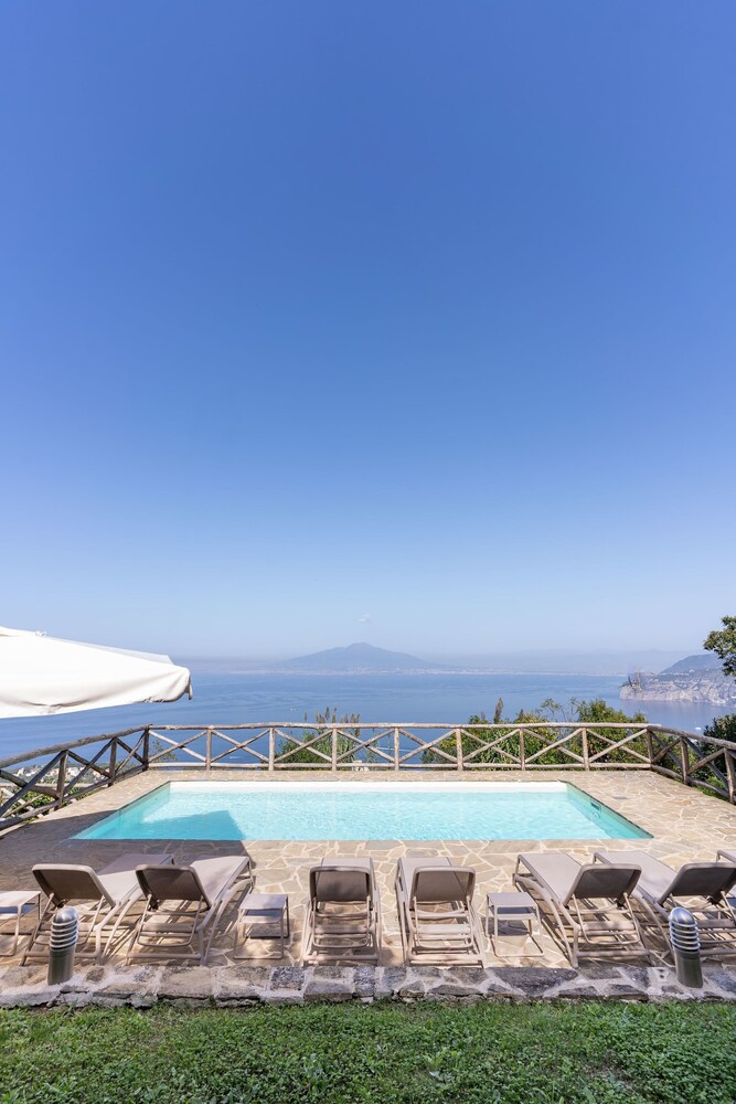 Giulia 2 Villa Apartment Shared Pool Sea Views