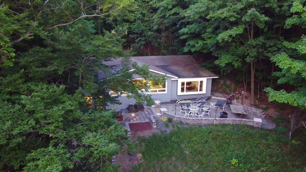 Beach View Cottage - On the Lake