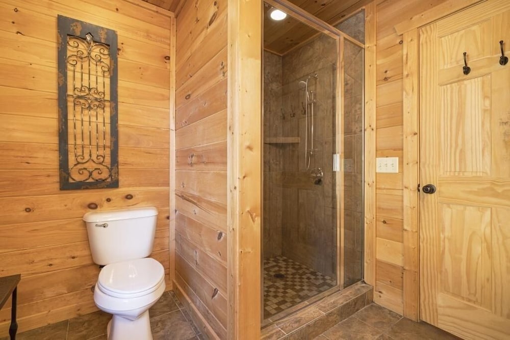 Eagle's Nest - 3 Bedrooms, 3.5 Baths, Sleeps 10 Home by RedAwning
