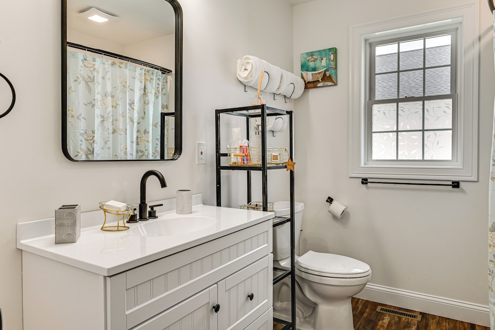 1 Mi to MGM Springfield: Cozy Winter Duplex!