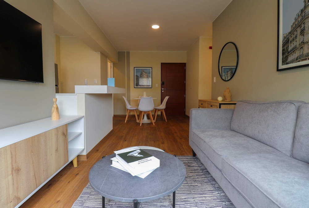 w Glorious 2BR w Perfect Balcony Near Kennedy Park