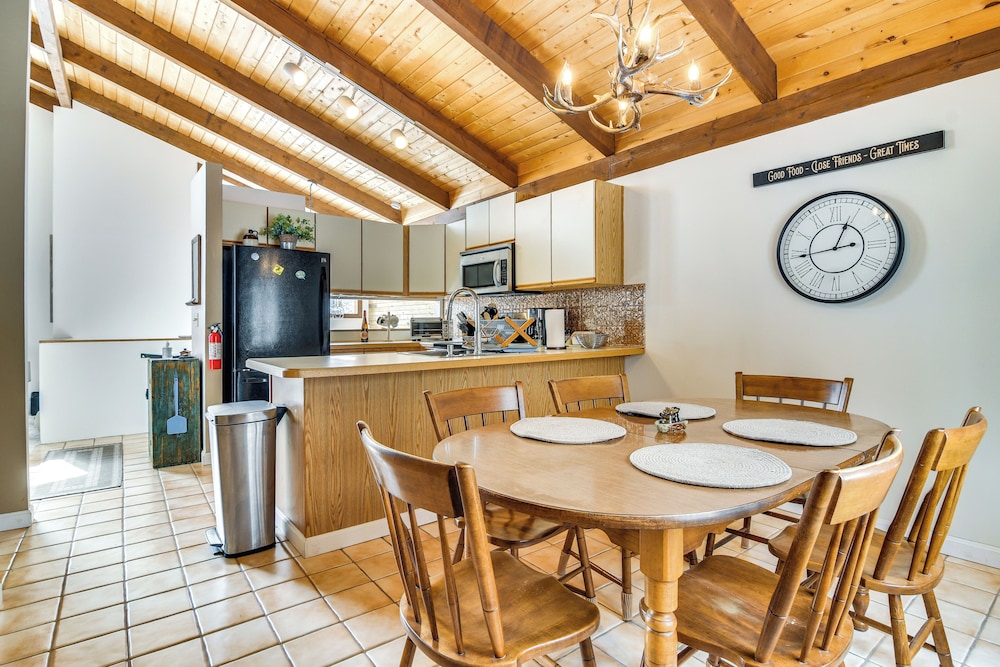 Ski, Game & Grill: Family Retreat in Glen