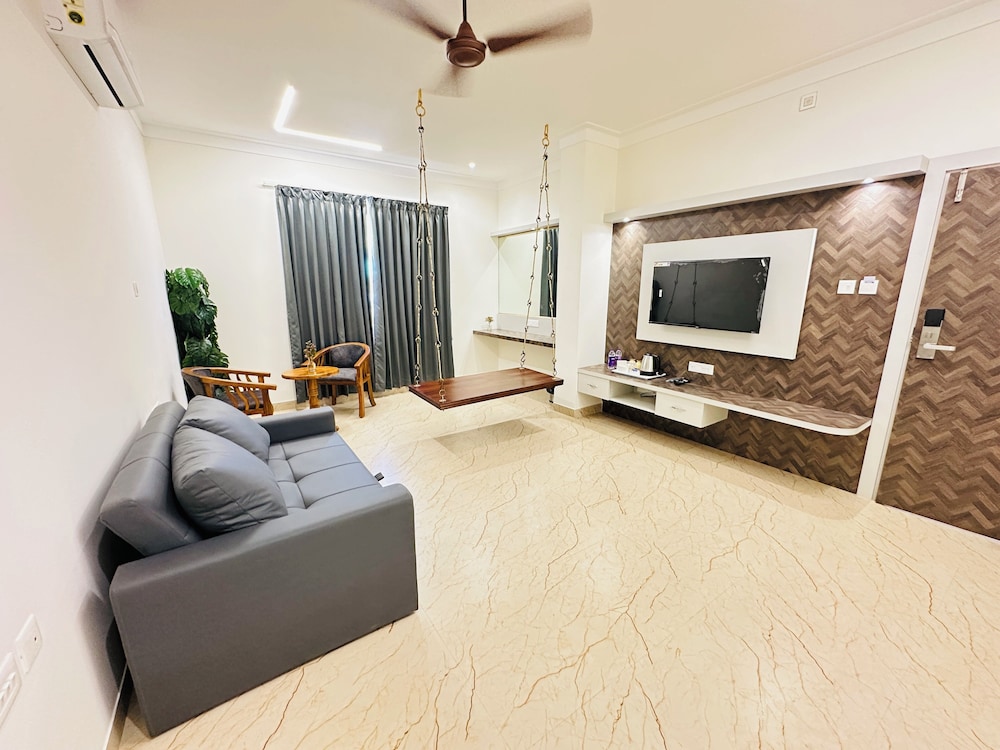 Shambhavi Hotel & Convention Centre