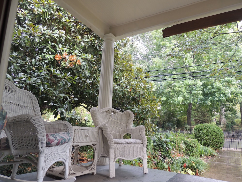 1868 Magnolia House Inn