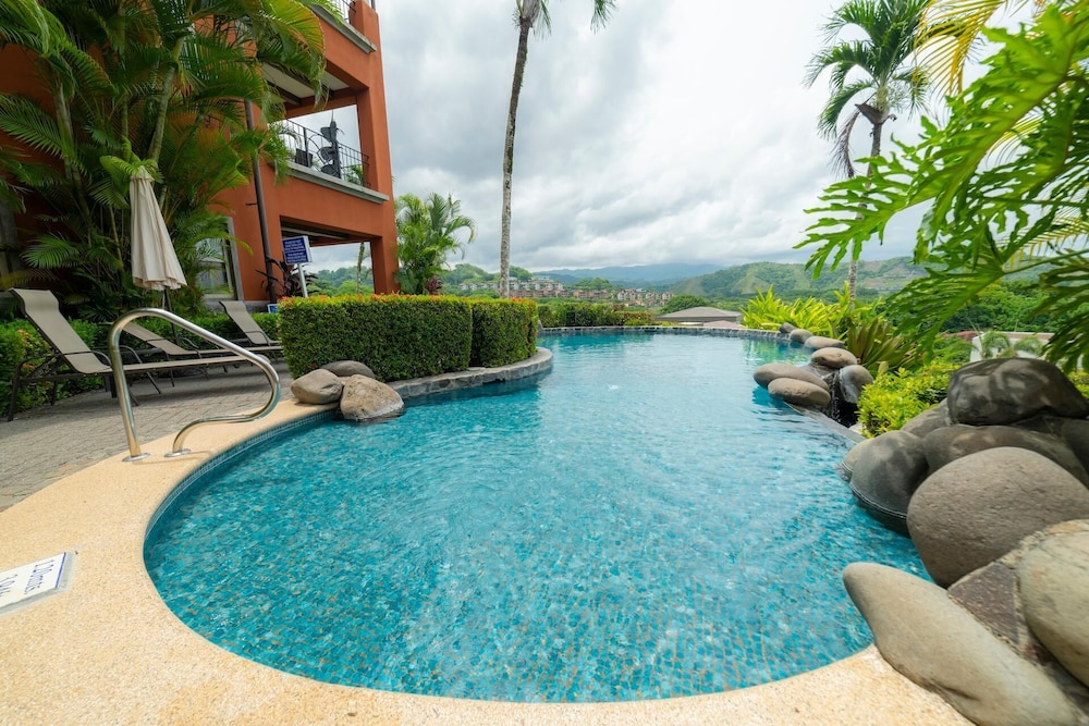 Montebello 2E 3bdrm 3bath Ocean View