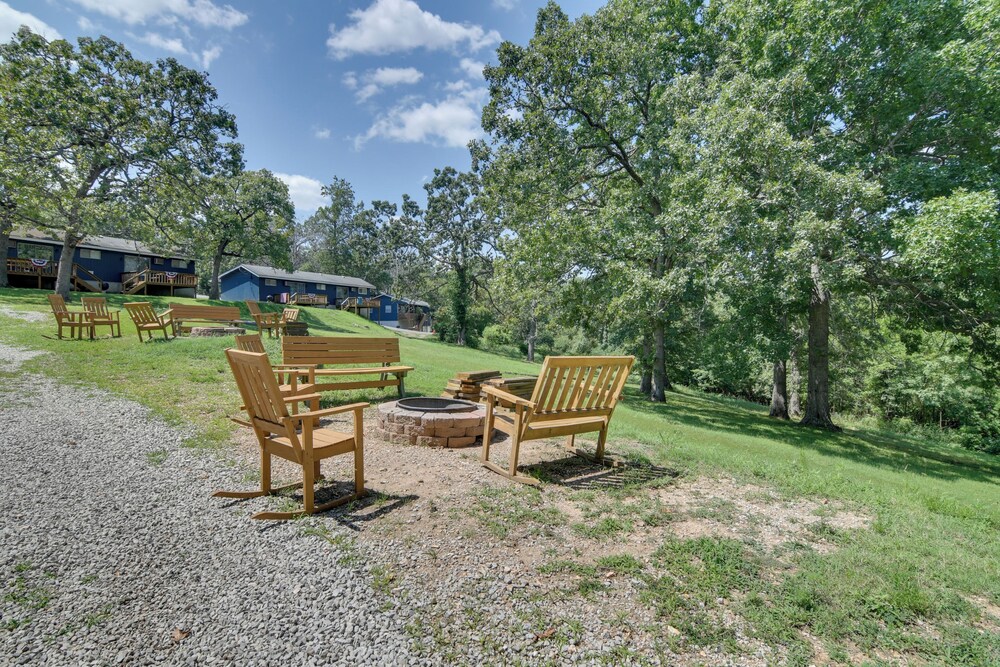 Charming Studio w/ Pool & Table Rock Lake Access!