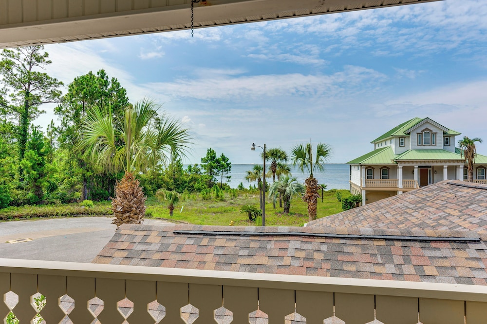 Steps to Bay: Tranquil Navarre Retreat w/ Balcony