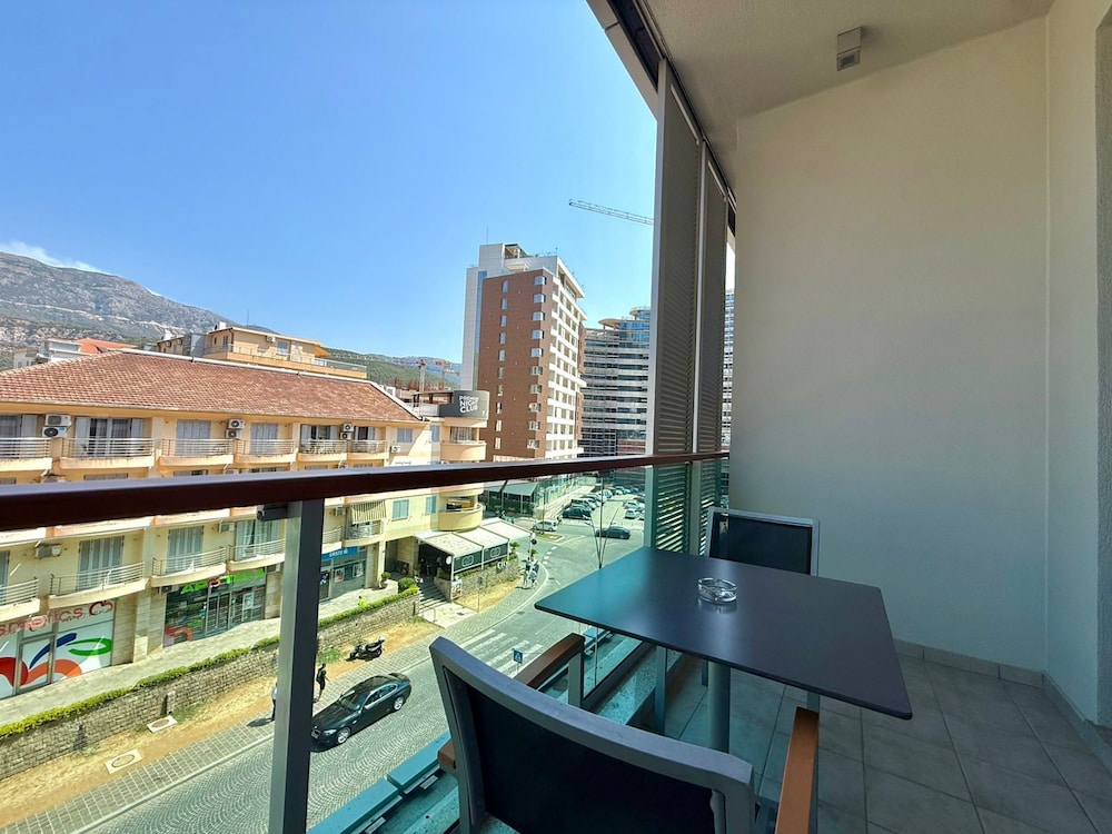 Condo Studio Plaza