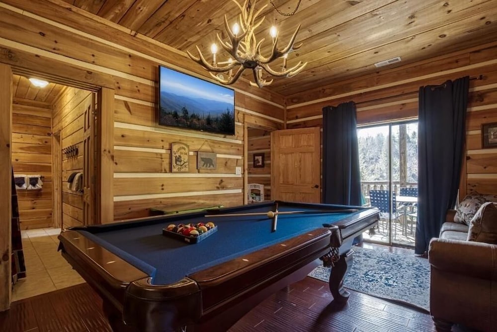 Hillbilly Hideaway 4 Bedroom Cabin