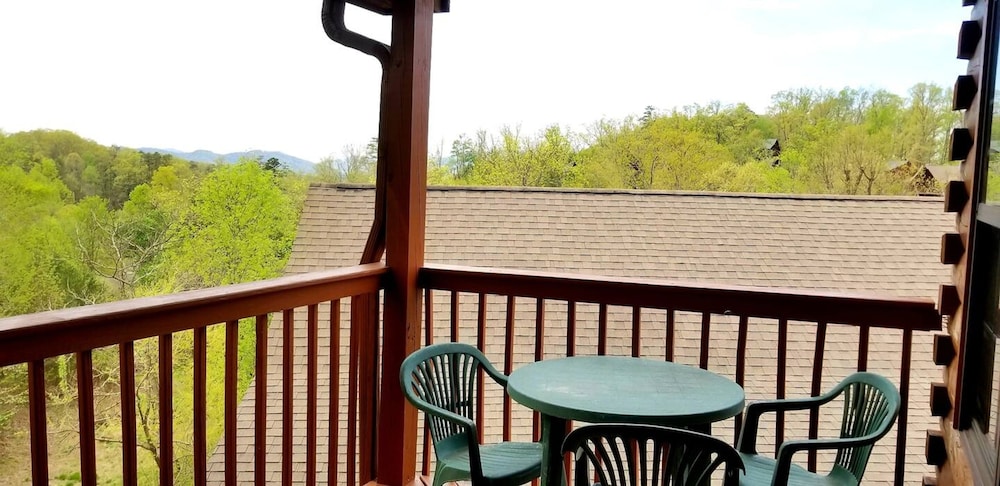 Smoky Mtn Lux Cabin Hot Tub Pool Views