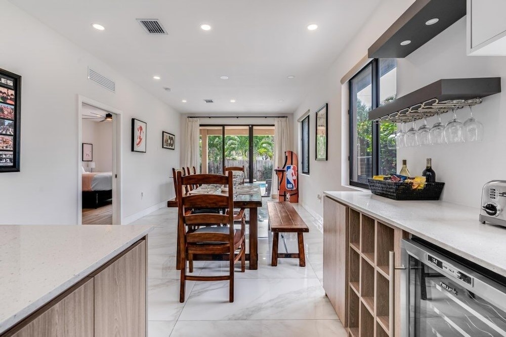 Fox Sonata Downtown Pool House 3 Bedroom Home