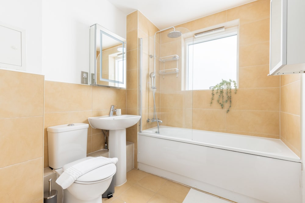 Luminous 2 Bed Balcony Flat in Islington