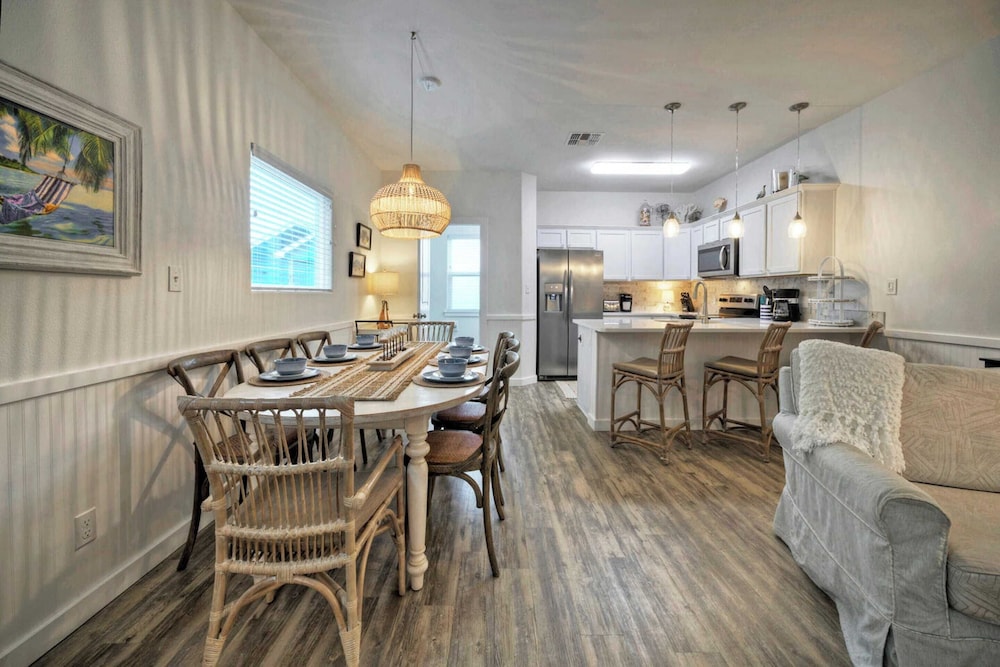 Sleeps 29, 3 Homes Beachside Resort Pool, Walk to the Beach