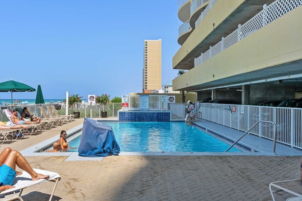 Beach Breeze by Avantstay Beachfront, Beach Chairs Included, 2 Pools!