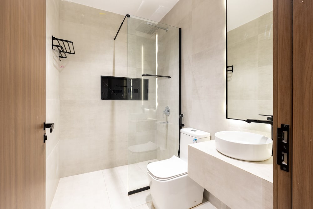 Spacious Designer Three Bedroom Home in Almadinah