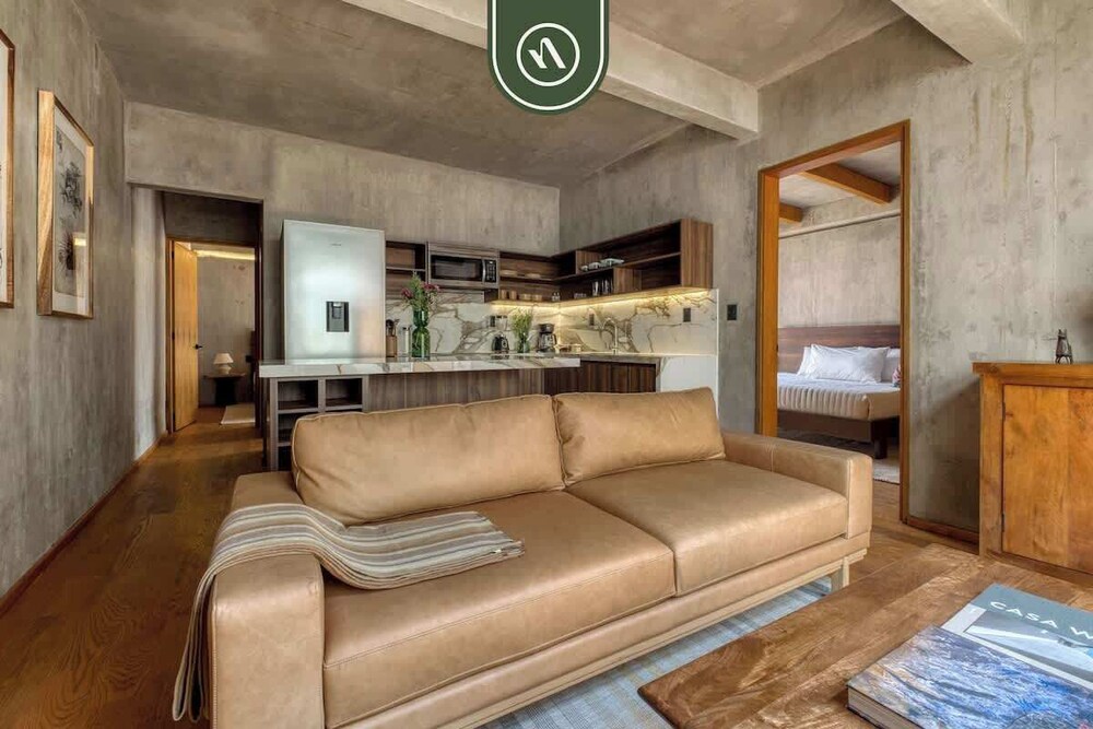 Luxury 3 BR House in Downtown - AC - Peaceful