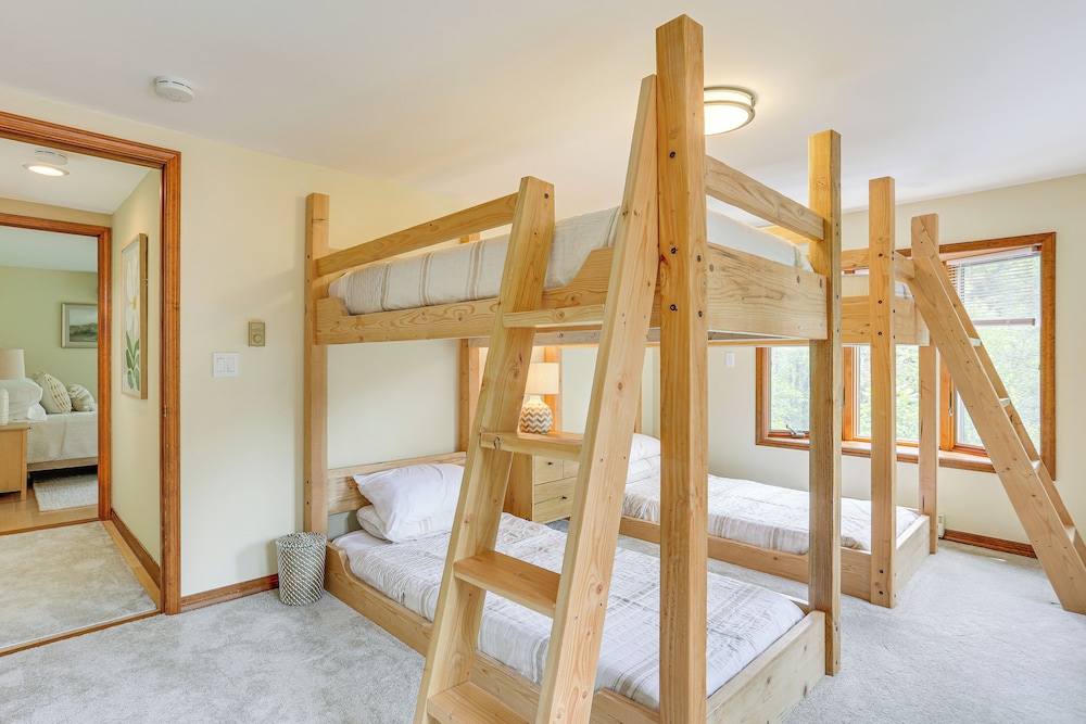 13 Mi to Ski Big Bear: Updated Getaway w/ Deck