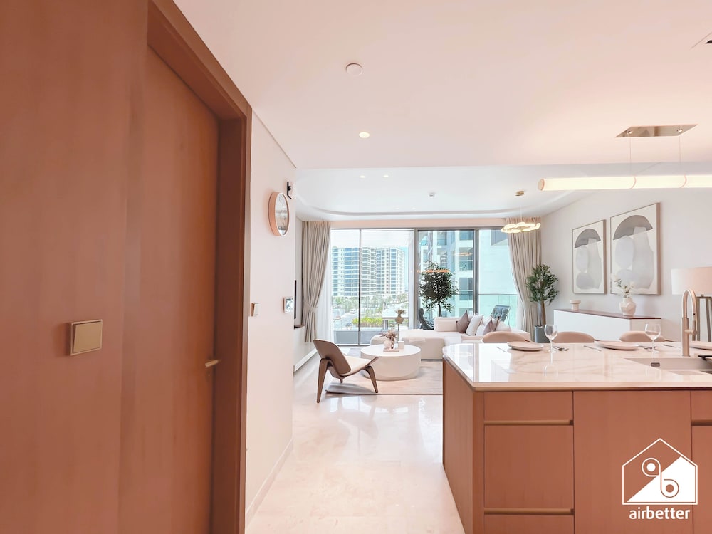 Luxury Beachfront 1BR on Palm Jumeirah & Balcony