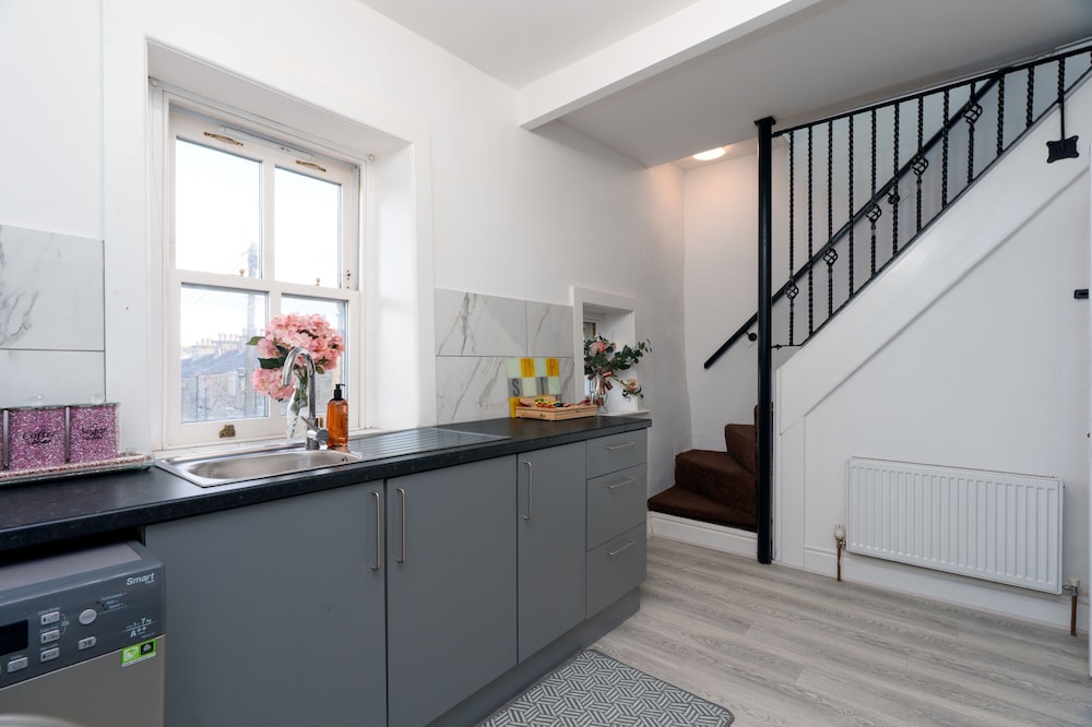 Cosy Cottage - Sleeps 6, Parking & Pet Friendly!