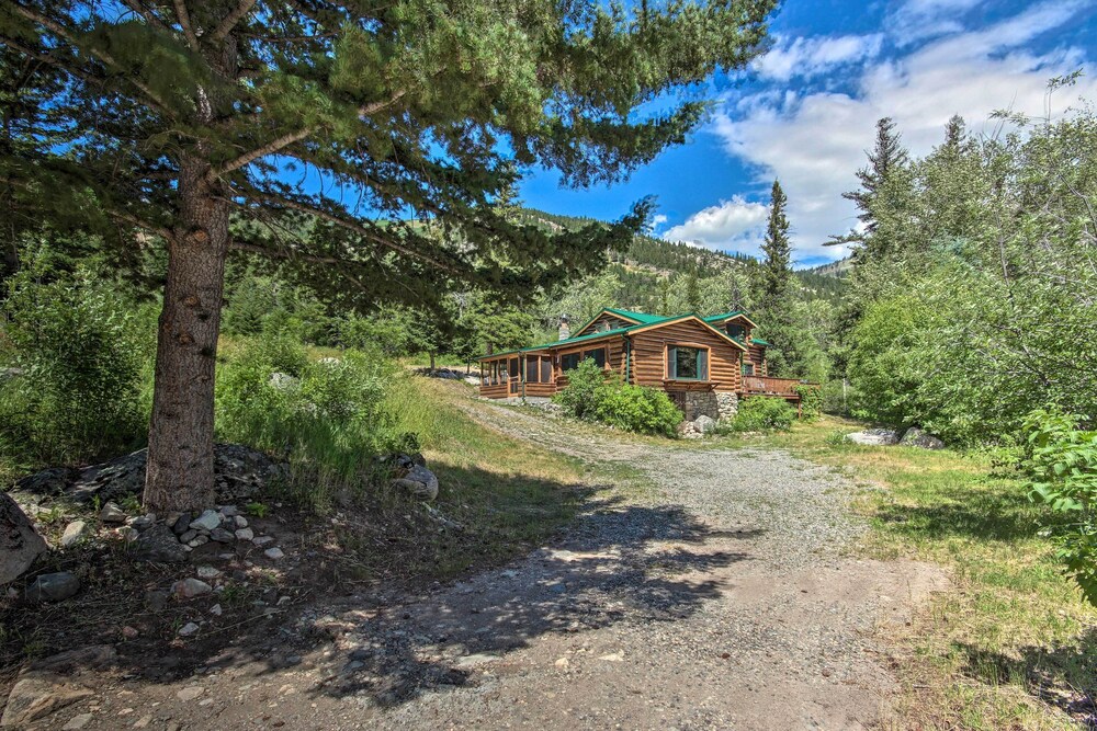 'honey's Cabin' in Mcleod: Fish, Hike & Views! in McLeod, US