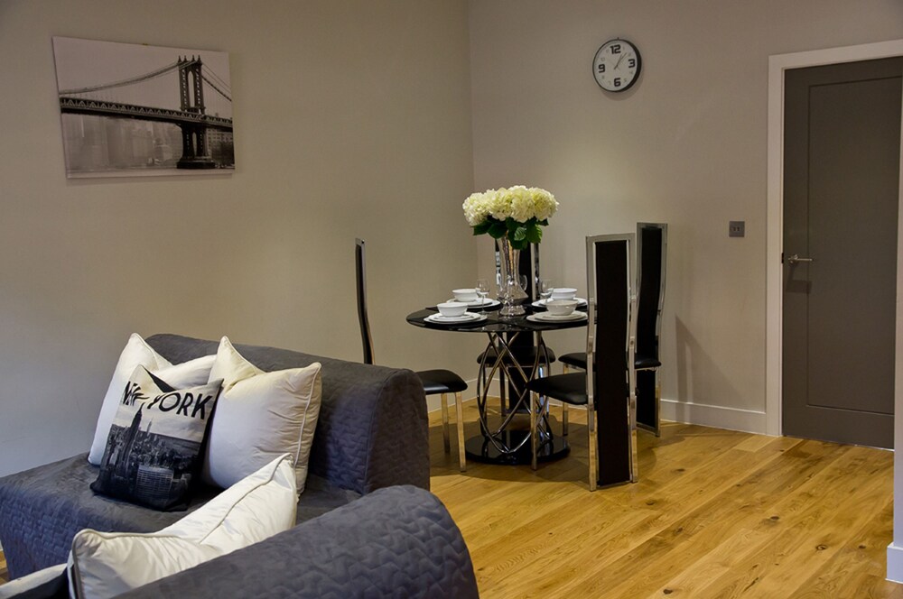 Icon Brentwood City Apartment