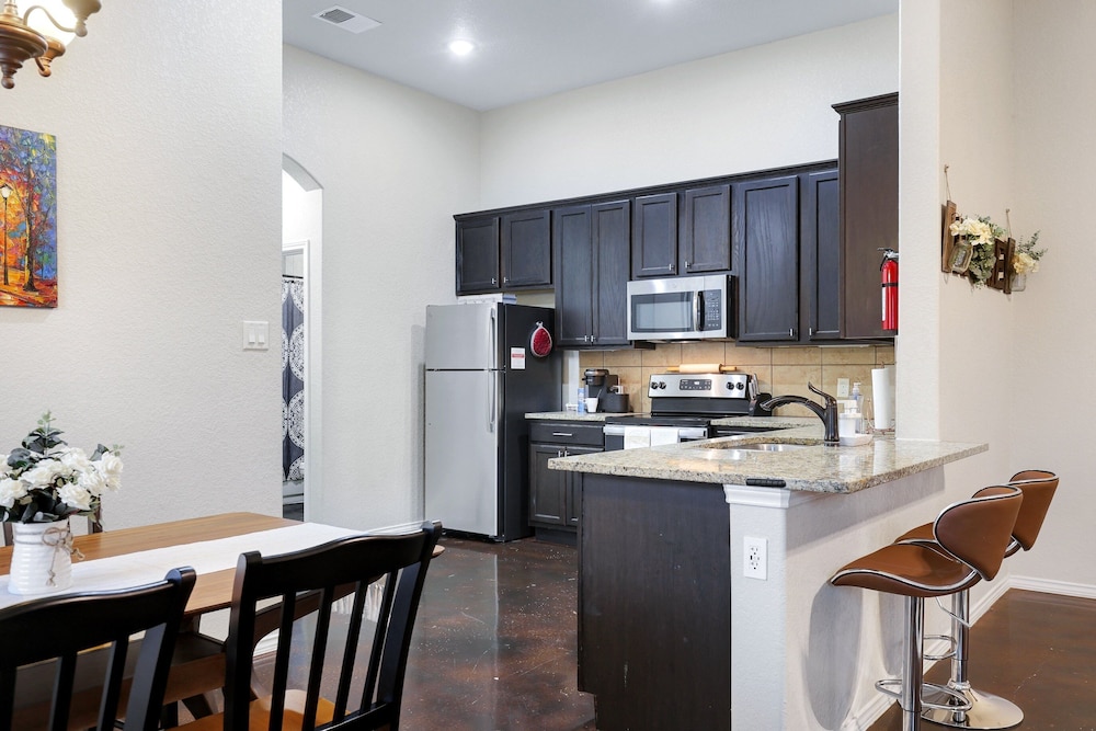 Modern Pet-friendly Duplex Near River Walk 3 Bedroom Duplex
