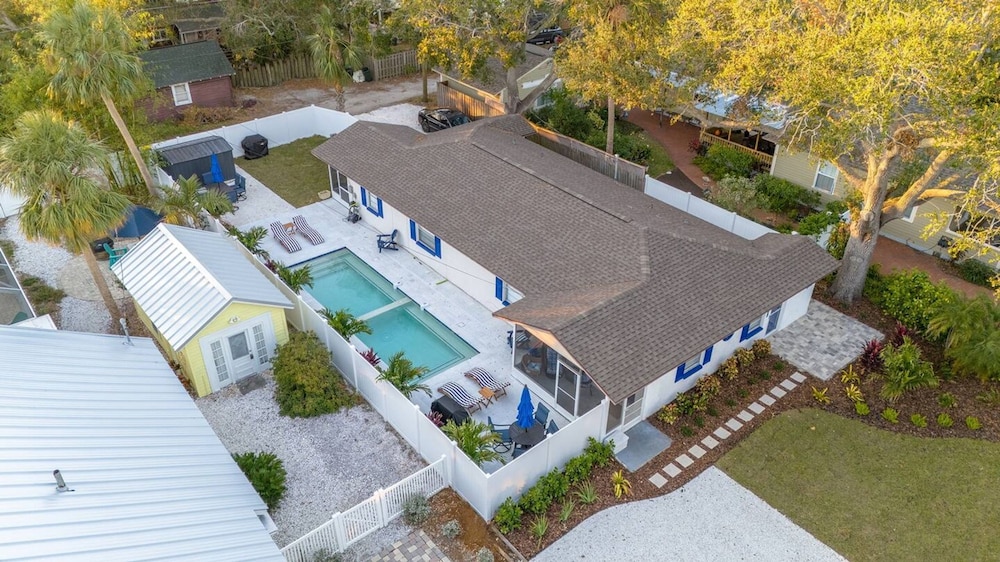 Royal Blue Downtown-gulfport-heated Pool