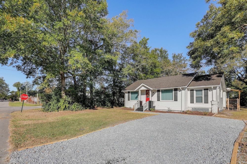 Small-town Charm & Local Dining: Home in Burgaw! view 4