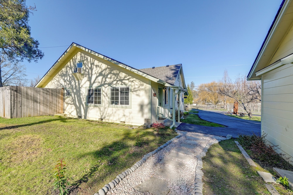 Nature Lovers Getaway in Rural Grants Pass